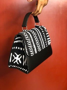 Fabric Bag Design, Canvas Bag Diy, Ankara Bags, African Accessories, Purse Crafts, Modern Accessories, Handbags And Purses, Wax Print, Fabric Bag