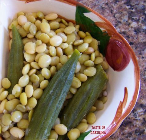 CAROLINA BUTTER BEANS  OKRA...and those are real butter beans. Real ones are small and a soft shade of green and taste like old home. And yes, we eat stewed okra. Slimy, but healthier and quite delicious once you acquire the taste or can tolerate the sensation. My sons never could. It's a different world door them... Fresh Butter Beans, Boiled Okra, Butter Peas, Farmer Clipart, Cooked Corn, Fresh Butter, Sliced Tomatoes, Homemade Cornbread, Southern Kitchen