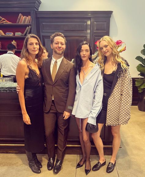 Derek Blasberg with Daria Werbowy, Mariacarla Boscono & Gemma Ward at Gucci spring 2024 show Daria Werbowy Style, Derek Blasberg, Mariacarla Boscono, Daria Werbowy, Gemma Ward, Gucci Spring, Italian Words, Spring 2024, Famous People