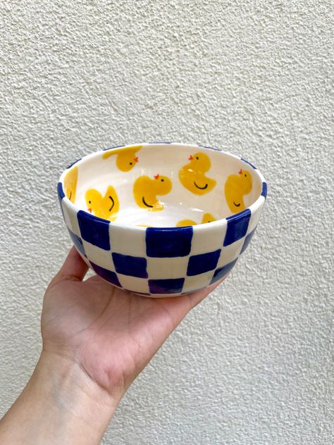 Handmade ceramic bowl with checkered and duck! Food friendly glaze Height 7,5 cm, Weight 14,5 cm *Products may differ from each other as they handmade. Coloring Pottery Ideas, Fun Plate Designs, Painting A Bowl Ideas, Paint It Yourself Pottery, Paint A Bowl Ideas, Ceramic Painting Bowls, Ceramic Bowl Inspiration, Bowl Ceramic Ideas, Cute Ceramic Bowl Ideas