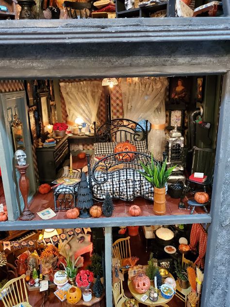 Greggs Miniature Imaginations: Halloween House Diy Haunted Dollhouse Ideas, Witch Cottage Interior, Halloween Diorama, Halloween Furniture, Dollhouse Halloween, House Craft, Witch Cottage, Barbie Halloween, Haunted Dollhouse