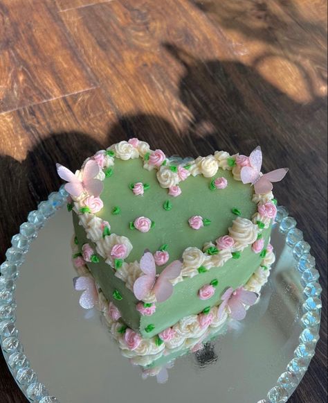 Floral Cake Birthday, Fairy Garden Cake, Fairy Birthday Cake, 17 Birthday Cake, Heart Shaped Cake, Vintage Birthday Cakes, Donut Dessert, Sweet 16 Birthday Cake, Butterfly Cake