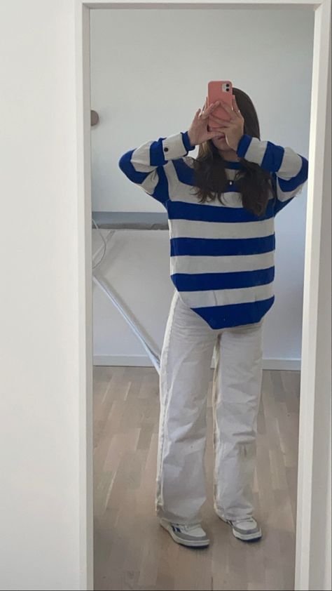 Striped White Sweater Outfit, White Jeans Outfit Winter Aesthetic, White And Blue Sweater Outfit, Aesthetic White Jeans Outfit, Simple Blue Jeans Outfit, Outfits With White Jeans Aesthetic, Blue And White Sweater Outfit, Winter Outfits With White Jeans, Fit Inspo Blue Jeans