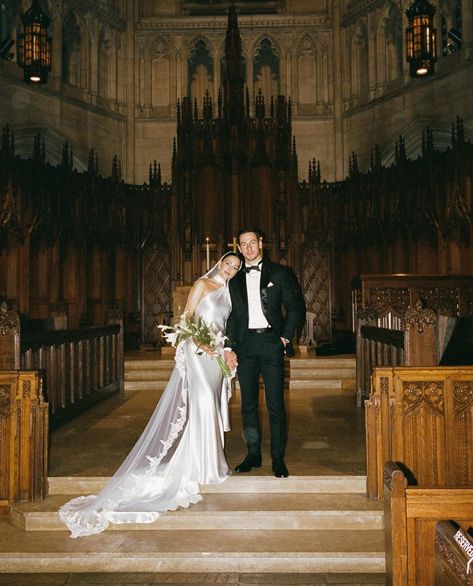 Candle Lit Alter Wedding Ceremonies, True Tone Wedding Photography, Wedding Photo On Stairs, Raw Wedding Photos, Cute Wedding Poses, Small Dinner Wedding, Small Wedding In Italy, Bride Aesthetic Dark, Wedding Alter Ideas Church Altars