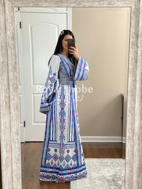 Jalabia Styles, Stylish Outfits Casual, Instagram Face, Eid Outfits, Embroidered Belt, Old Fashion Dresses, Dress Muslim, Embroidered Sleeves, Elegant Dresses Classy