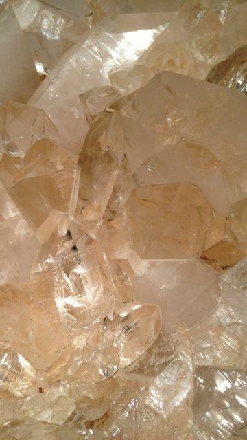 Beige Crystal Aesthetic, Mineral Aesthetic, Morgan Core, Beautiful Paintings Of Nature, Crystal Core, Crystal Aesthetic, Color Vibe, Visual Aesthetics, Gold Aesthetic