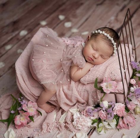 Newborn Pink Photography, Baby Girl Newborn Photoshooting, Newborn Photoshoot Girly, Newborn Girl Photoshooting Outfits, Newborn Babygirl Photoshoot, Baby Girl Newborn Photoshooting Ideas, Unique Newborn Photoshoot Ideas, Newborn Baby Girl Photoshooting Ideas, Baby Girl Newborn Shoot