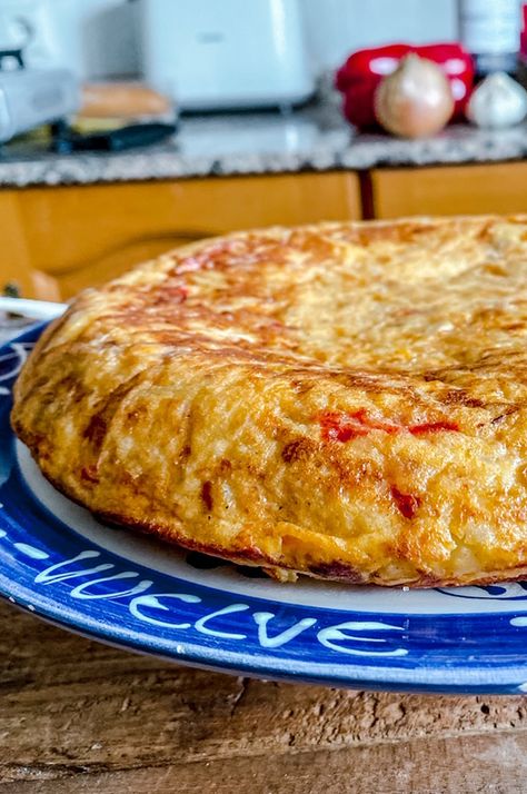 Country-Style Spanish Potato Omelette ¨Tortilla de Patatas¨ Recipe Spanish Potato Omelet, Omelette Tortilla, Spanish Eggs, Spanish Tortilla Recipe, Simple Healthy Breakfast, Potato Omelette, Spanish Potatoes, Spanish Omelette, Egg Omelette