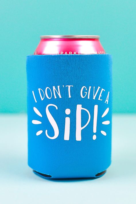 How to Make Cricut Can Koozies with Iron on Vinyl - Hey, Let's Make Stuff Coozie Vinyl Ideas, Can Koozie Ideas, Koozie Ideas Vinyl, Cricut Koozies, Printable Iron On Vinyl, Koozie Ideas, Paper Rockets, Bunny Plates, Can Koozie