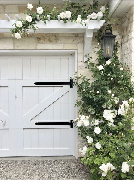 Small Home Front Yard Landscaping, Stone House Landscaping, Landscaping Around Front Porch, Front Yard Gate, Front Landscaping Ideas, Farmhouse Landscaping Ideas, Small Home Garden, Gardening Design, Porte Cochere