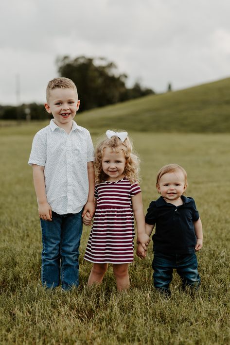 4 Sibling Photography, Siblings Photo Poses, 3 Kids Poses Sibling Pics, Family Photoshoot 4 Kids, Three Kids Photoshoot Poses, Outdoor Sibling Photos, 3 Kids Photoshoot Ideas, Sibling Picture Ideas, 3 Siblings Photography Poses