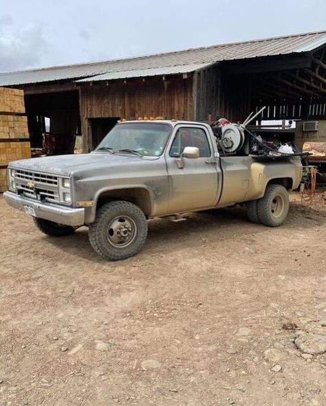 “Real Trucks Go to Work!” on Instagram: "Been getting sent some pretty sweet k30 welding trucks. @joe_thewelder sent in his 1986 k30 350/th400. This beast packs around a 350 Miller pipe pro and a 25cfm air compressor serving the welding industry. Pretty sweet seeing these pigs putting in daily work 👊 🍻 🥃. #workingclasstrucks #welder #wedlingtrucks #weldernation #k30 #squarebody #squarebodynation #square #dually #chevy #dailydriven #worktruck #beastmode #unitedbytrucks #weld" Chevy K30, Welding Trucks, Welding Rig, Welding Rigs, Farm Trucks, Square Body, Go To Work, Work Truck, Air Compressor