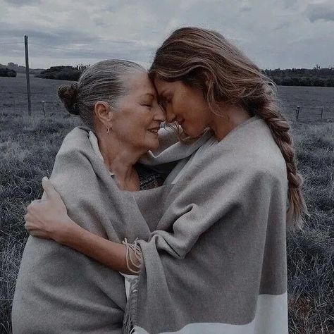 Grandma And Daughter Photography, Family Generation Photography, Mother Daughter Photography Poses, Mom Daughter Photography, Mother Daughter Poses, Generations Photography, Daughter Photo Ideas, Mother Daughter Pictures, Mother Daughter Photoshoot