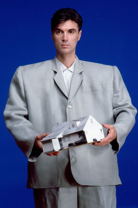 David Byrne in his ‘big suit,’ worn in the ‘Stop Making Sense’ concert film, holding... David Byrne, Albert Camus, Talking Heads, Music Icon, Moda Vintage, American Singers, Music Stuff, New Wave, Men's Blazer