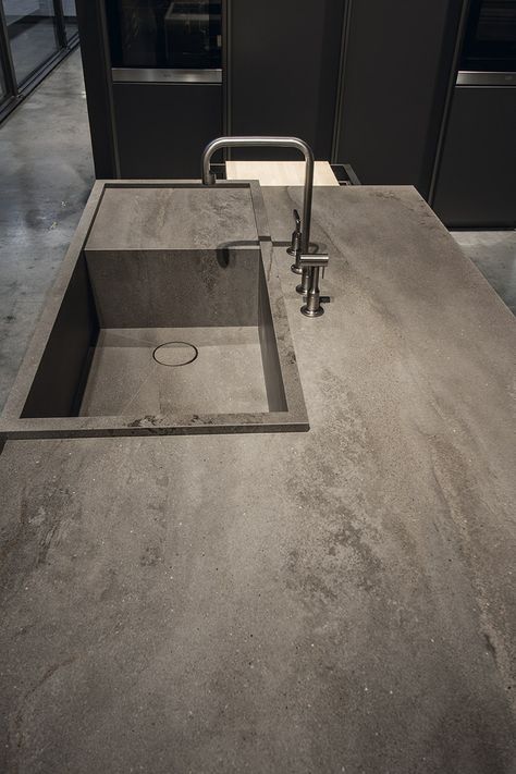 Adopting the appearance of poured concrete, Inalco MDi Ferro Vecchio from CRL Stone is available in a 6mm thickness, making it ideal for floors and wall cladding., a 12mm thickness which is perfect for kitchen and bathroom countertops giving a seamless streamlined look and a 20mm thickness, ideal for kitchen and bathroom work surfaces in high traffic areas. #floors #flooring #walls #wallclading #kitchenworktops #kicthencountertops #bathroomcountertops #bathroomsurfaces #worktops #countertops Grey Worktop Kitchen, Granite Worktop Kitchen, Kitchen View, Industrial Kitchen Design, Concrete Countertops Kitchen, Concrete Kitchen, Stone Kitchen, Poured Concrete, Marble Inlay