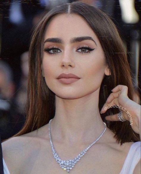 ليلي كولينز, Maquillage On Fleek, Makijaż Smokey Eye, Lily Collins, Girls Makeup, Pretty Makeup, Cute Makeup, Aesthetic Makeup, Beautiful Makeup