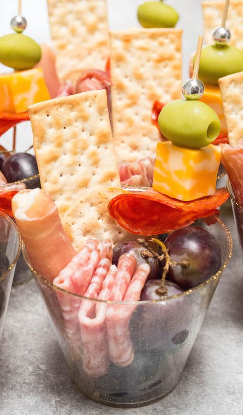 Charcuterie Cups, Charcuterie Inspiration, Party Food Platters, Charcuterie And Cheese Board, Charcuterie Recipes, Snacks Für Party, Party Food Appetizers, Food Platters, Best Appetizers