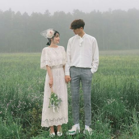 What makes South Korean-style prewedding photos interesting is the combination of simple clothing and out of the box shooting locations. are you one of the couples who want to use this style? Let's take a look at some Korean-style prewedding photo options! Summer Fashion