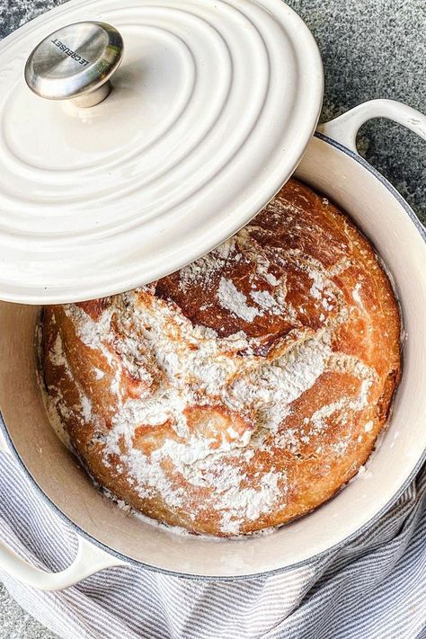 No Knead Dutch Oven Bread, Le Creuset Recipes, Homemade Sandwich Bread, Vegeterian Recipes, Oven Bread, Dutch Oven Bread, Knead Bread Recipe, Tasty Bread Recipe, Sandwich Bread Recipes