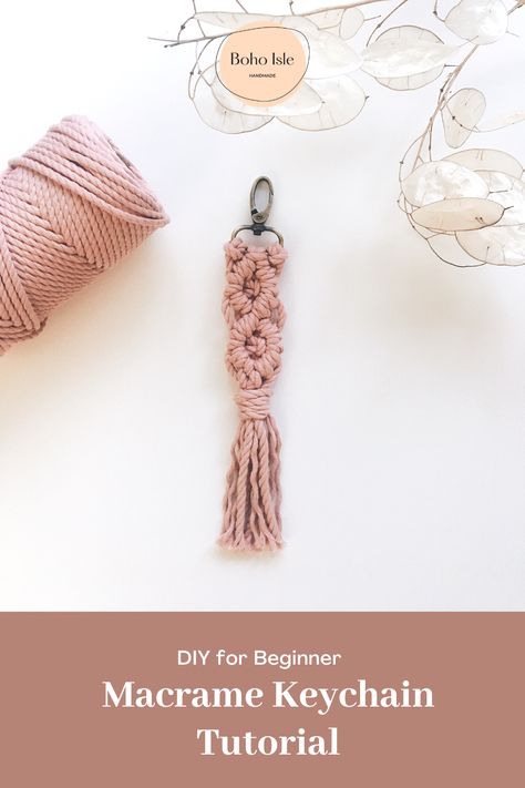 Step-by-step tutorial on how to make easily DIY a Macrame Keychain This is easy DIY for beginners, and for those who want to create a gift cost under $5 to make! Macrame Keychain Diy, Keychain Diy Easy, Macrame Keychain Tutorial, Diy For Beginners, Keychain Tutorial, Diy Keyring, Tutorial Macramé, Diy Step, Free Macrame Patterns