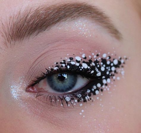 Polka Dot Eyeliner, Polka Dot Eye Makeup, Polka Dot Makeup, White Eyeliner Looks, Editorial Make-up, White Eye Makeup, Black And White Makeup, Halloweenský Makeup, Make Up Designs