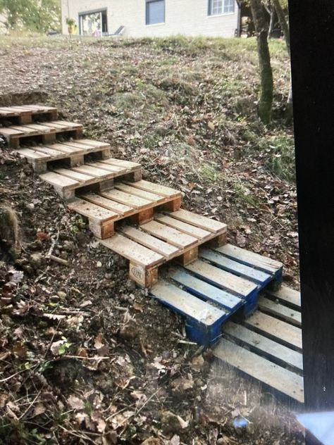 Pallet Steps, Garden Platform, Nautical Landscaping, Steep Backyard, Curb Appeal Landscaping, Patio Yard Ideas, Steep Gardens, Pallet Stairs, House Front Yard