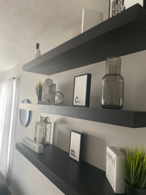 Shelves Above Tv, Tv Ideas, Floating Shelves Living Room, Black Floating Shelves, Modern Room Divider, Kitchen Dinning Room, Bedroom Setup, Black And White Decor, Estantes Flotantes