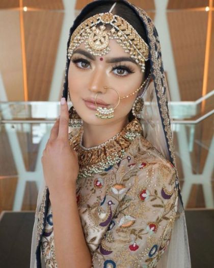 Bridal Lip Colors for 2020 Brides. Click and about the trending lip shades. #indianwedding #wittyvows #bridesofwittyvows #veil #bridalveil #bridalmakeup #boldlips #nath #indianbridalmakeup #jewellery #indianbridaljewellery #boldlips #eyemakeup #trending #trendingfashion #indianbridalphotography #indianweddingphotography #fashion Indian Bride Makeup, Lip Trends, Bridal Eye Makeup, Kundan Work, Lips Shades, Head Jewelry, Bridal Look, Old World Charm, Red Carpet Looks