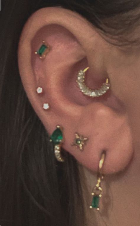 Emrald green earring stack with daith piercing. Piercing Styling, Body Dr, Ear Stacks, Green Earring, Piercing Inspo, Earring Stack, Jewelry Tattoo, Daith Piercing, Green Witch