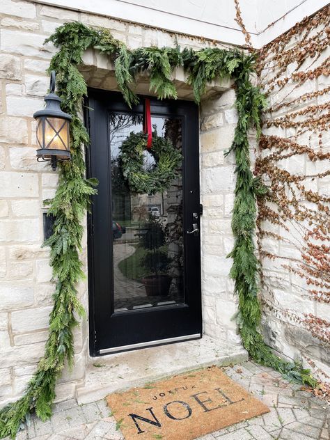 Garland Around Door, Porch Garland, Outdoor Garland, Fresh Garlands, Front Door Christmas Decorations, Pine Garland, Christmas Front Doors, Holiday Garlands, Hanging Garland