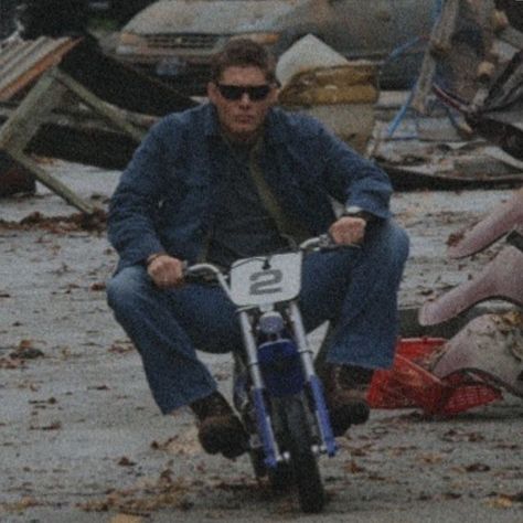 Dean Winchester Icons, Supernatural Wallpaper, Supernatural Pictures, Supernatural Dean Winchester, Winchester Supernatural, Tv Supernatural, Supernatural Memes, Supernatural Dean, Odaiba