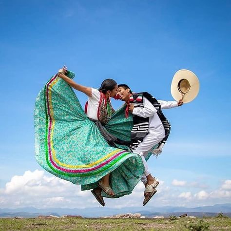 A couple of Mexican Folk dancers - Imgur Mexico People, Ballet Folklorico, Dancing Art, Mexican Outfit, Ballet Photos, South Of The Border, Mexican Designs, Folk Dance, Portrait Images