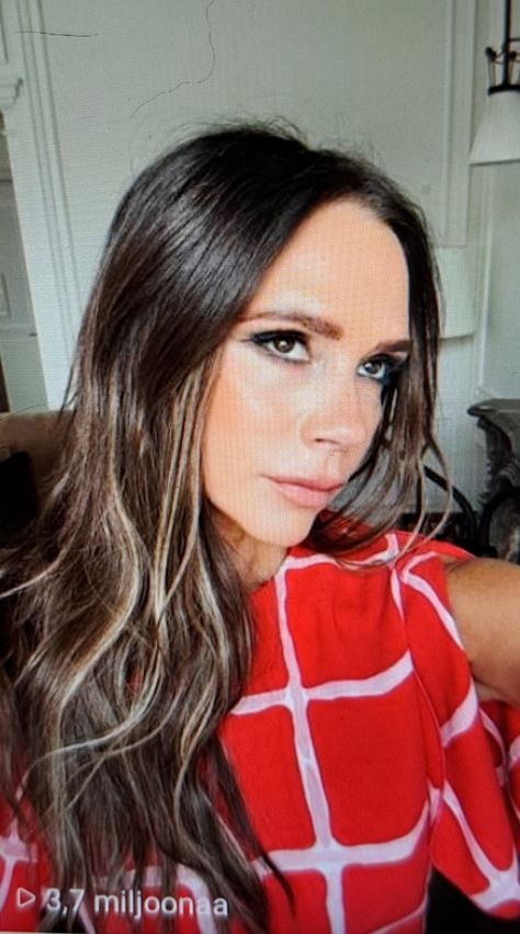 Victoria Beckham Hair 2023, Victoria Beckham Blonde Hair, Victoria Beckham 2023, Beckham Long Hair, Victoria Beckham Hair 2022, Victoria Beckham Lipstick, Victoria Beckham Cosmetics, Victoria Beckham Hair, Beckham Hair