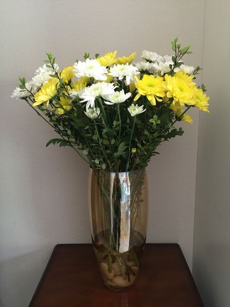 Chrysanthemum Vase, Flower Projects, White Chrysanthemum, Clear Glass Vase, Clear Glass Vases, Chrysanthemum, Yellow White, Clear Glass, Flower Arrangements