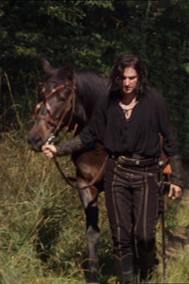 Robin Hood Bbc, Guy Of Gisborne, Horse Reference, Poet Shirt, Man On Horse, Black Costume, Anime Book, Richard Armitage, Medieval Fashion