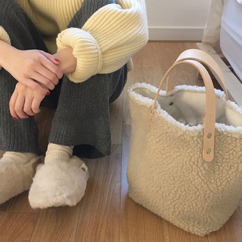 Sherpa Bag, Winter Tote, Sacs Tote Bags, Fur Handbags, Fur Bag, Bag Packaging, Fashion Winter, Fabric Bags, Shoulder Tote Bag