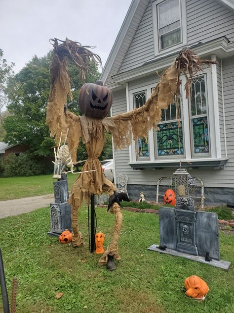 Diy scarecrow Halloween decoration.  Pvc body. Pvc Skeleton Diy, Scarecrow Frame, Diy Scarecrow Halloween, Diy Halloween Scarecrow, Pumpkin Graveyard, Scarecrow Contest, Festival Of The Dead, Haunted Village, Scarecrow Decorations