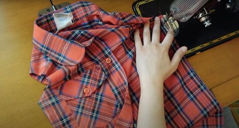 This is a guide to turning a men's shirt into a feminine top. Learn how to refashion an old shirt with this simple step-by-step tutorial. Mens Shirt Into Womens Shirt Diy, Upcycle Mens Shirts, Mens Shirt Refashion, Mens Work Shirts, Upcycle Clothes Diy, Diy Tops, Feminine Top, Shirt Refashion, Clothes Diy