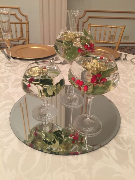 Mirror Centerpiece Ideas, Christmas Center Piece, Mirror Centerpiece, Christmas Wedding Themes, Centerpiece Inspiration, Winter Wedding Centerpieces, Round Glass Vase, Christmas Florals, Christmas Centers