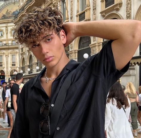 Balayage Men, Guy With Curly Hair, Boys Curly Haircuts, Good Haircut, Hair Color For Brown Skin, Male Haircuts Curly, Brown Wavy Hair, Curly Hair Fade