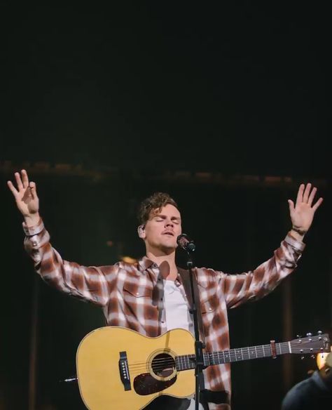 Chris Brown Elevation Worship, Church Boy Aesthetic, Worship Leader Aesthetic, Leader Aesthetic, Worship Leader Outfit, Christian Concert, Christian Photography, Christian Music Artists, Elevation Worship