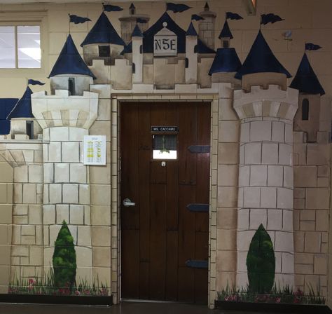 Classroom Castle Entrance Medieval Hallway, Castle Theme Classroom, Castle Classroom, Castle Decorations, Wonderland Classroom, Castle School, Castle Entrance, Kingdom Vbs, Classroom Door Decorating