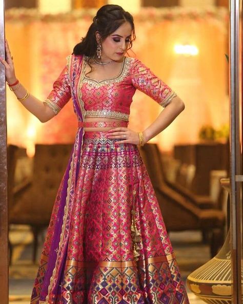 Gorgeous Banarasi Lehengas We Are Totally Crushing On! Sangeet Lehanga, Silk Lehenga Designs, Banarasi Lehengas, Cold Shoulder Blouse Designs, Dupatta Bridal, Sangeet Lehenga, Lehenga Indian, Dupatta Border, Silk Lehengas