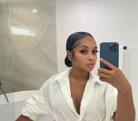 Discovered by Javeigh 🦋. Find images and videos on We Heart It - the app to get lost in what you love. Slick Ponytail, Sleek Ponytail Hairstyles, Hair Afro, Pelo Afro, Slick Hairstyles, Hair Ponytail Styles, Wedding Hairstyles Updo, Sleek Ponytail, Sleek Hairstyles