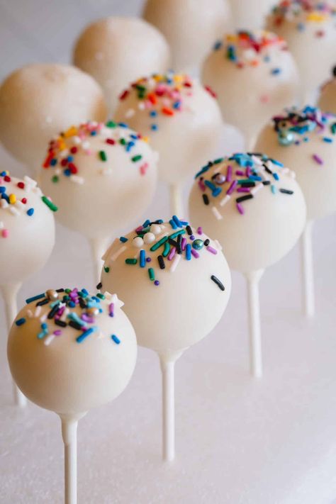 Cake Pops With Almond Bark, Blue Cake Pop Ideas, Cake Mix Cake Pops, Funfetti Cake Pops Recipe, Blueberry Cake Pops, Sprinkle Cake Pops, Cake Pop Icing, Decorating Cake Pops, Easy Cake Pops