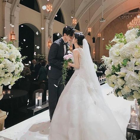 Korean/International Couples ❤ (@koreancouplle) • Fotos y videos de Instagram Korean Celebrity Couples, Wedding Korea, Korean Wedding Photography, Korean Wedding, Wedding Dress Pictures, Ulzzang Couple, Wedding Dresses For Girls, Korean Couple, Wedding Dress Trends