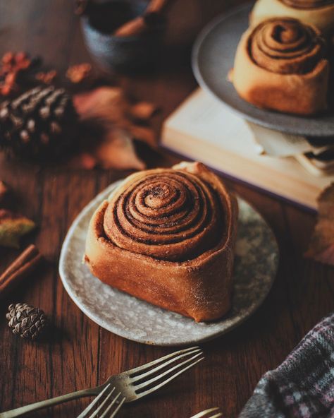 Cinnamon Roll Food Photography, Cozy Food Photography, Cinnamon Rolls Food Photography, Cinnamon Rolls Pictures, Bakery Shop Photography, Fall Food Photography, Cinnamon Roll Photography, Cinnamon Rolls Photography, Bakery Photography Ideas