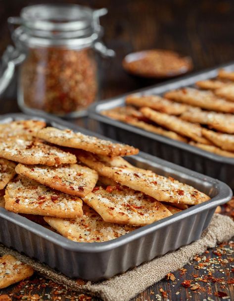 I love making 2 trays of these for guests, esp when its for game nights! Spicy Ranch Crackers Recipe, Ranch Crackers, Appetizers Easy Finger Food, Best Appetizer Recipes, Finger Foods Easy, Food Appetizers, Recipes Appetizers And Snacks, Cracker Recipes, Game Nights