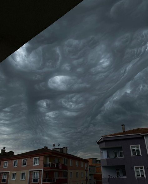 Photo Ciel, Mammatus Clouds, Head In The Clouds, Atmospheric Phenomenon, Cosmic Horror, Prehistoric Animals, Fantasy Aesthetic, Sioux Falls, In The Clouds