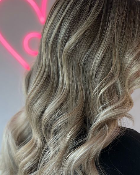 VANILLA BLONDE 💛 Here, I didn’t just work with many babylights and teasylights – I also added lowlights for even more dimension. ✨ A basin/wet balayage on the ends was a must. To frame the face, I added subtle face framing, which completes the look and makes it beautifully smooth. Using ~ @originalmineral Basin Balayage ~ CLAY + 20 VOL Root Shadow Liquids ~ 5.8 + 4.1 + 5.0 Gloss Liquids ~ 10.6 + 10.13 + platinum • • • #mallorcabalayage #palmahair #leahairstyle #balayage #mallorca #lowlight... Basin Balayage, Subtle Face Framing, Wet Balayage, Vanilla Blonde, Root Shadow, Face Framing, Low Lights, Balayage, The Face